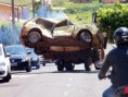 SANTO ANTONIO DA PLATINA: Motorista bate o carro e usa retroescavadeira para retirar o veículo