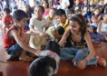 Crianças brincam com cães em palestra